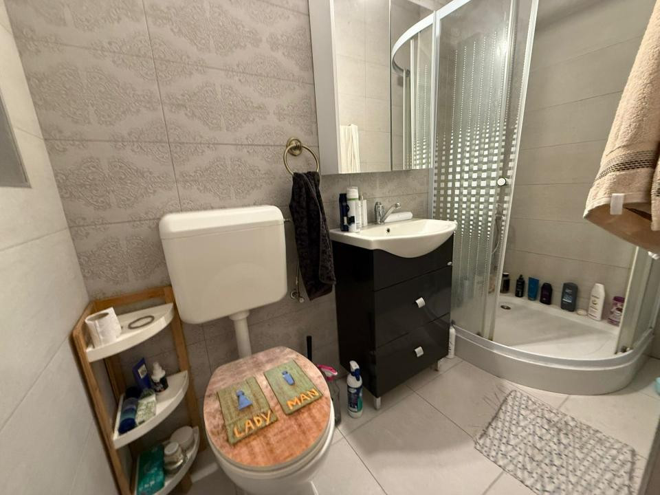 Spațiu comercial+locuință la mansardă,3 dormitoare, living,5 băi, teren 715 mp