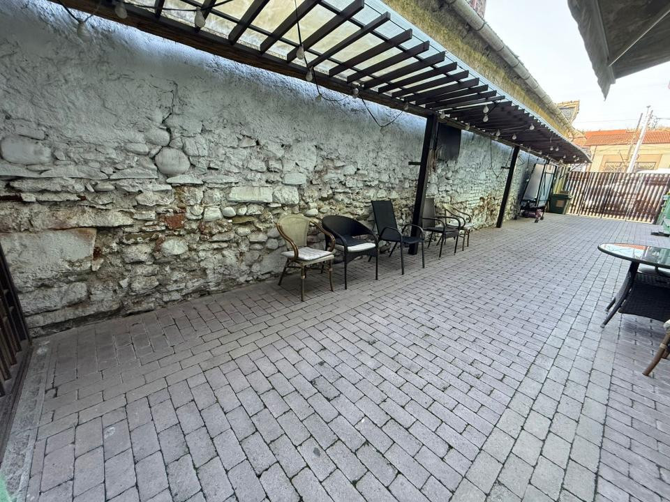 Spațiu comercial+locuință la mansardă,3 dormitoare, living,5 băi, teren 715 mp