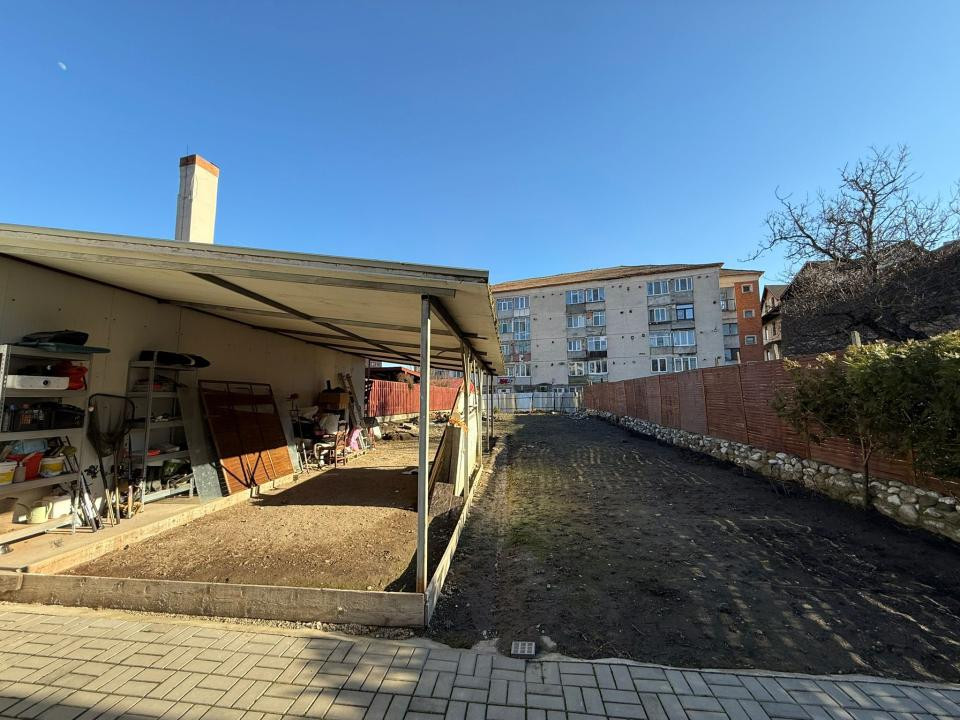 Spațiu comercial+locuință la mansardă,3 dormitoare, living,5 băi, teren 715 mp