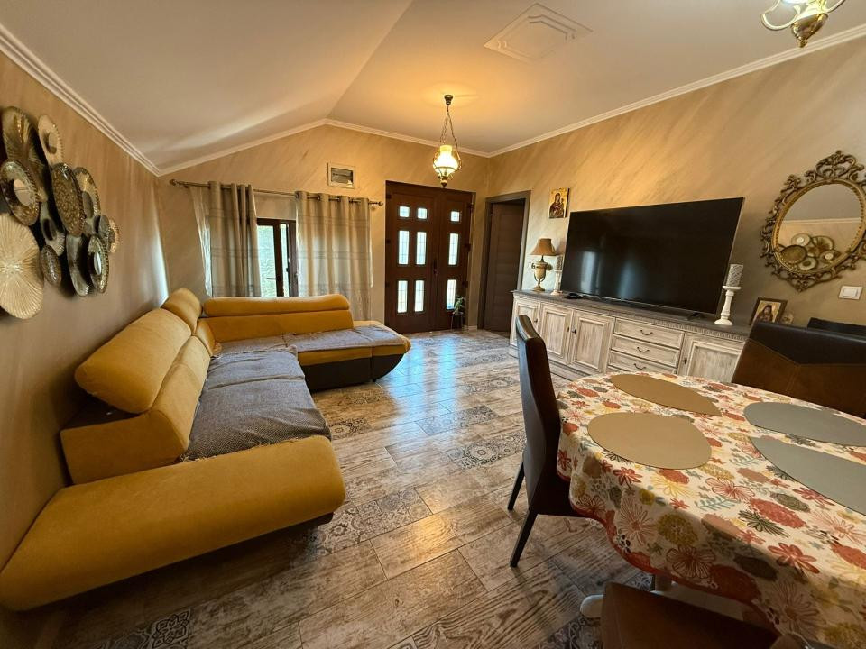 Spațiu comercial+locuință la mansardă,3 dormitoare, living,5 băi, teren 715 mp