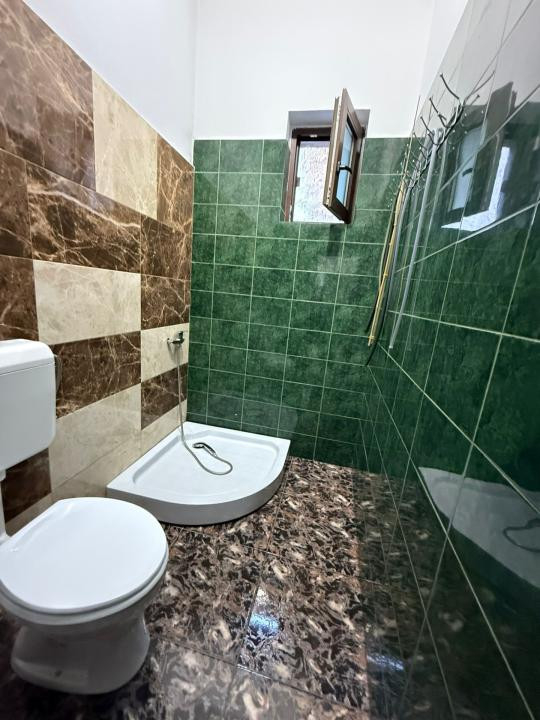 Spațiu comercial+locuință la mansardă,3 dormitoare, living,5 băi, teren 715 mp