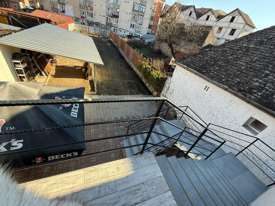 Spațiu comercial+locuință la mansardă,3 dormitoare, living,5 băi, teren 715 mp