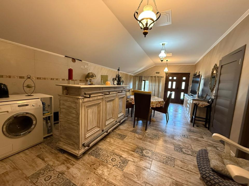 Spațiu comercial+locuință la mansardă,3 dormitoare, living,5 băi, teren 715 mp