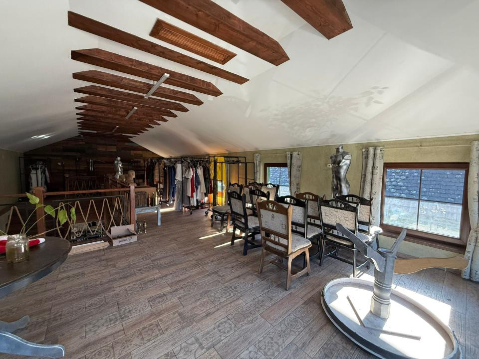 Spațiu comercial+locuință la mansardă,3 dormitoare, living,5 băi, teren 715 mp