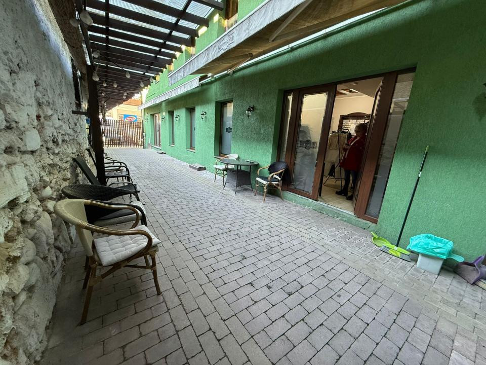 Spațiu comercial+locuință la mansardă,3 dormitoare, living,5 băi, teren 715 mp