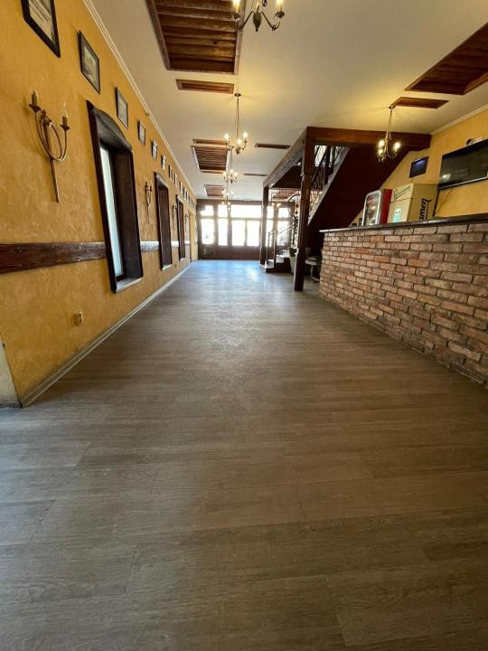Spațiu comercial+locuință la mansardă,3 dormitoare, living,5 băi, teren 715 mp