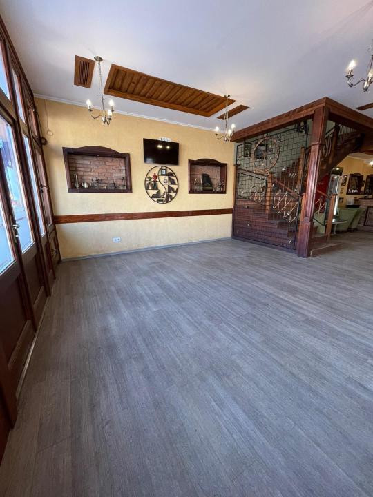 Spațiu comercial+locuință la mansardă,3 dormitoare, living,5 băi, teren 715 mp