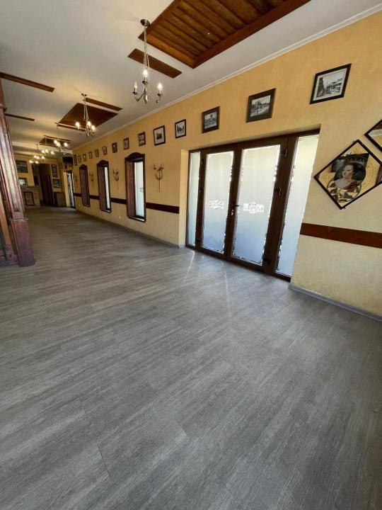 Spațiu comercial+locuință la mansardă,3 dormitoare, living,5 băi, teren 715 mp