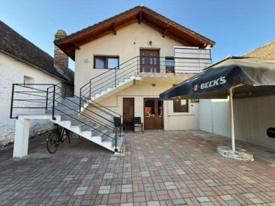 Spațiu comercial+locuință la mansardă,3 dormitoare, living,5 băi, teren 715 mp