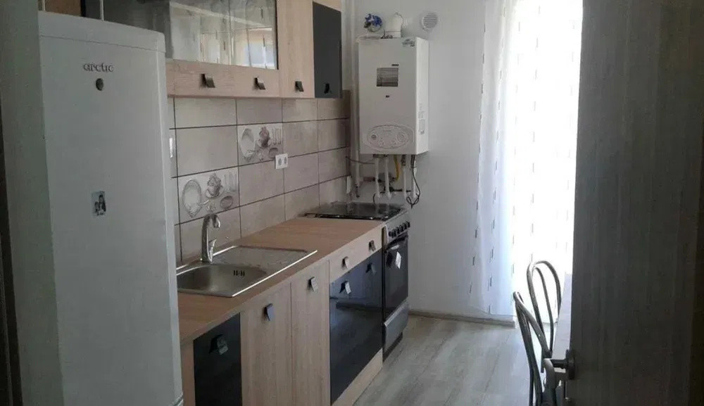 Apartament cu o camera decomandat, balcon, zona Florilor