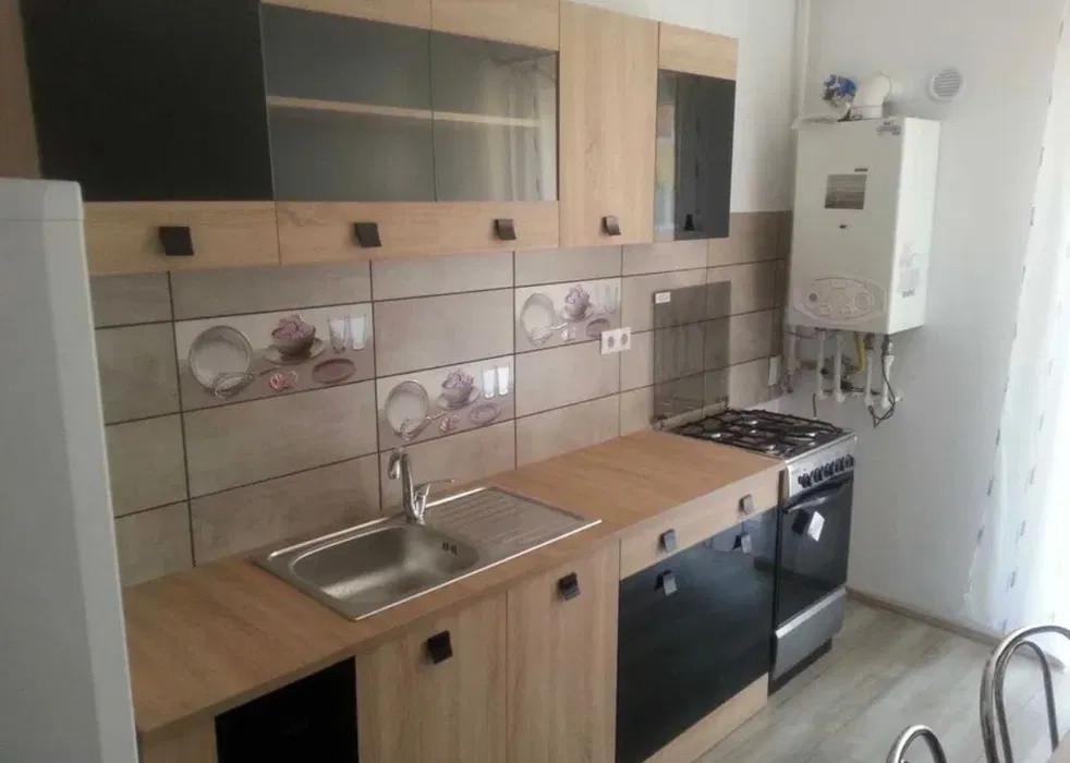 Apartament cu o camera decomandat, balcon, zona Florilor