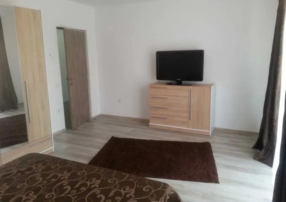 Apartament cu o camera decomandat, balcon, zona Florilor