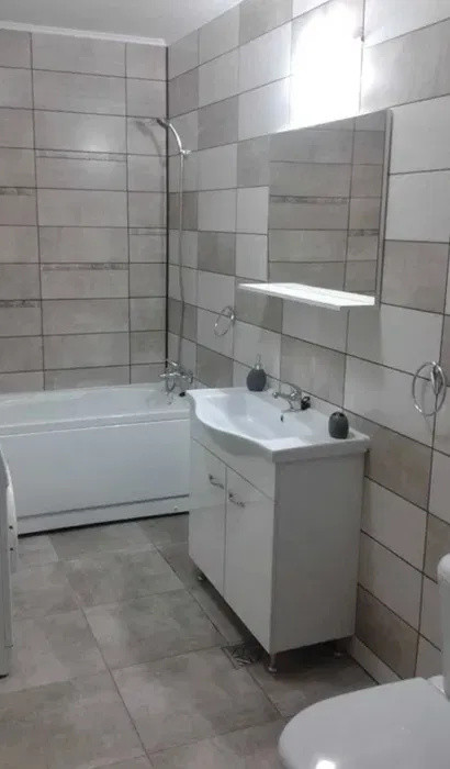 Apartament cu o camera decomandat, balcon, zona Florilor