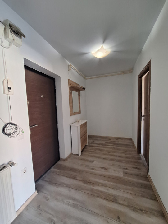 Apartament cu o camera decomandat, balcon, zona Florilor