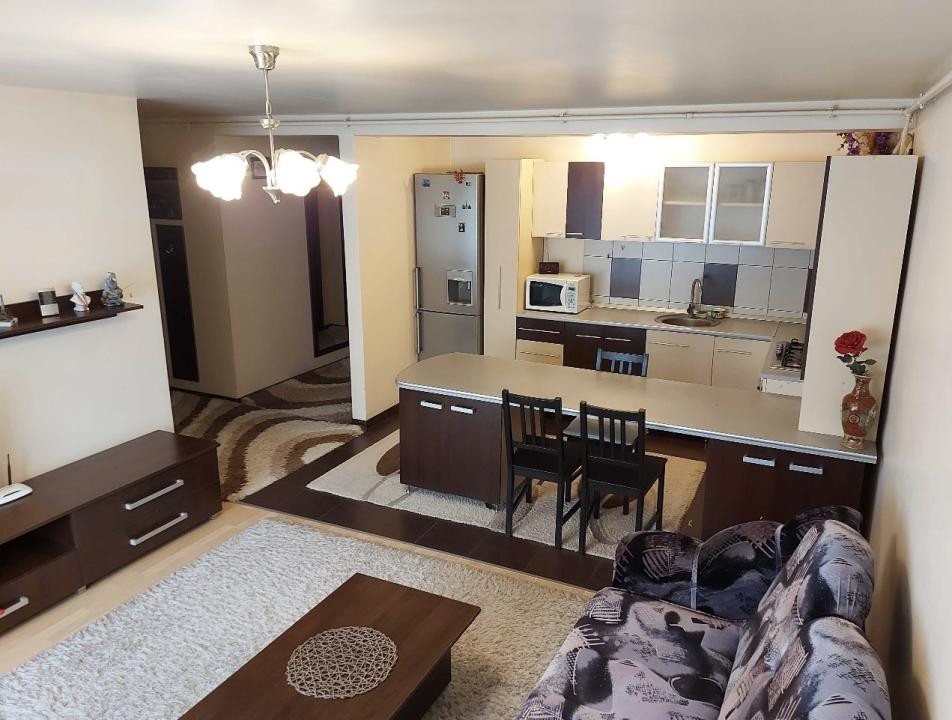 Apartament cu 3 camere,parcare ,etaj intermediar, zona Eroilor