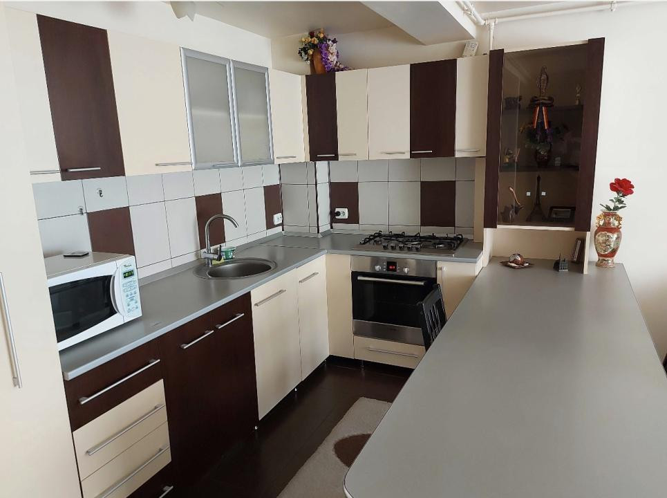 Apartament cu 3 camere,parcare ,etaj intermediar, zona Eroilor
