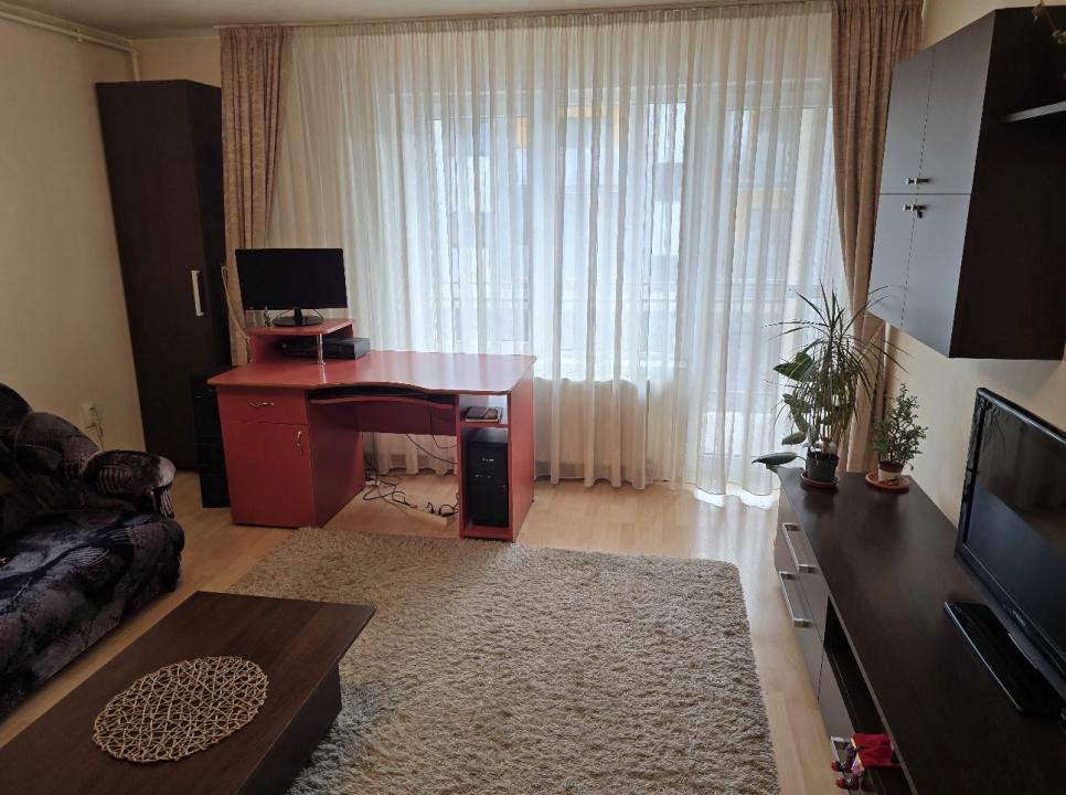 Apartament cu 3 camere,parcare ,etaj intermediar, zona Eroilor