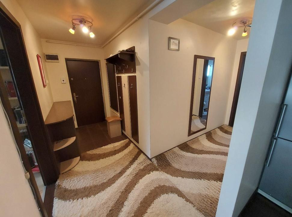 Apartament cu 3 camere,parcare ,etaj intermediar, zona Eroilor