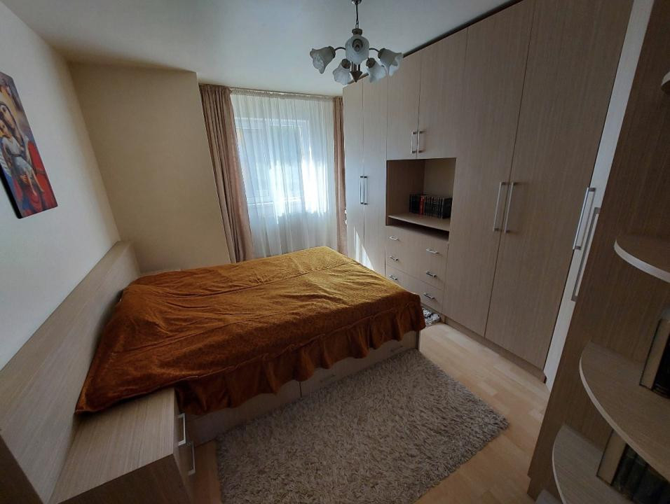Apartament cu 3 camere,parcare ,etaj intermediar, zona Eroilor