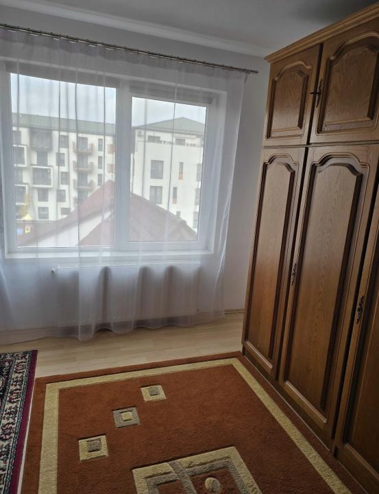 Apartament cu 3 camere,parcare ,etaj intermediar, zona Eroilor