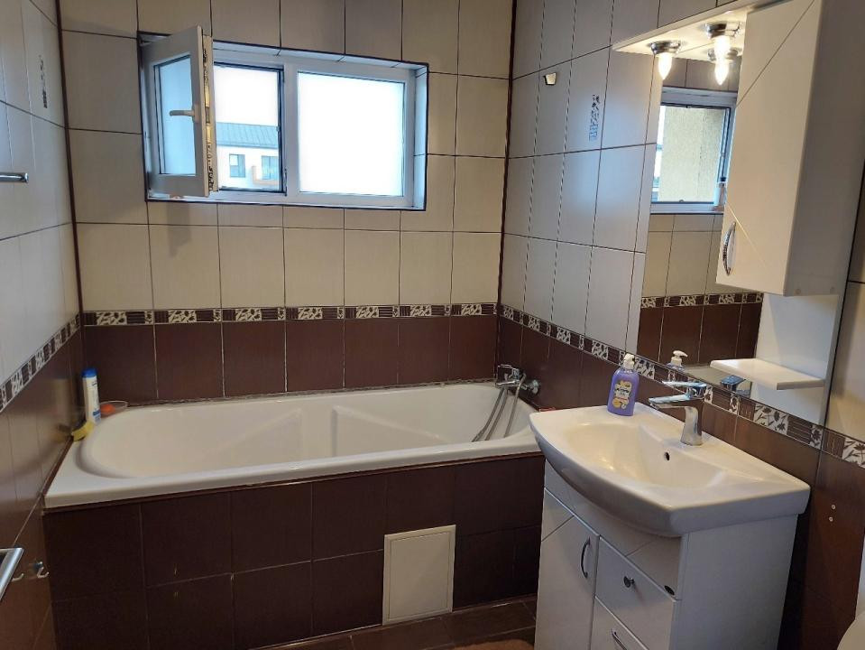 Apartament cu 3 camere,parcare ,etaj intermediar, zona Eroilor