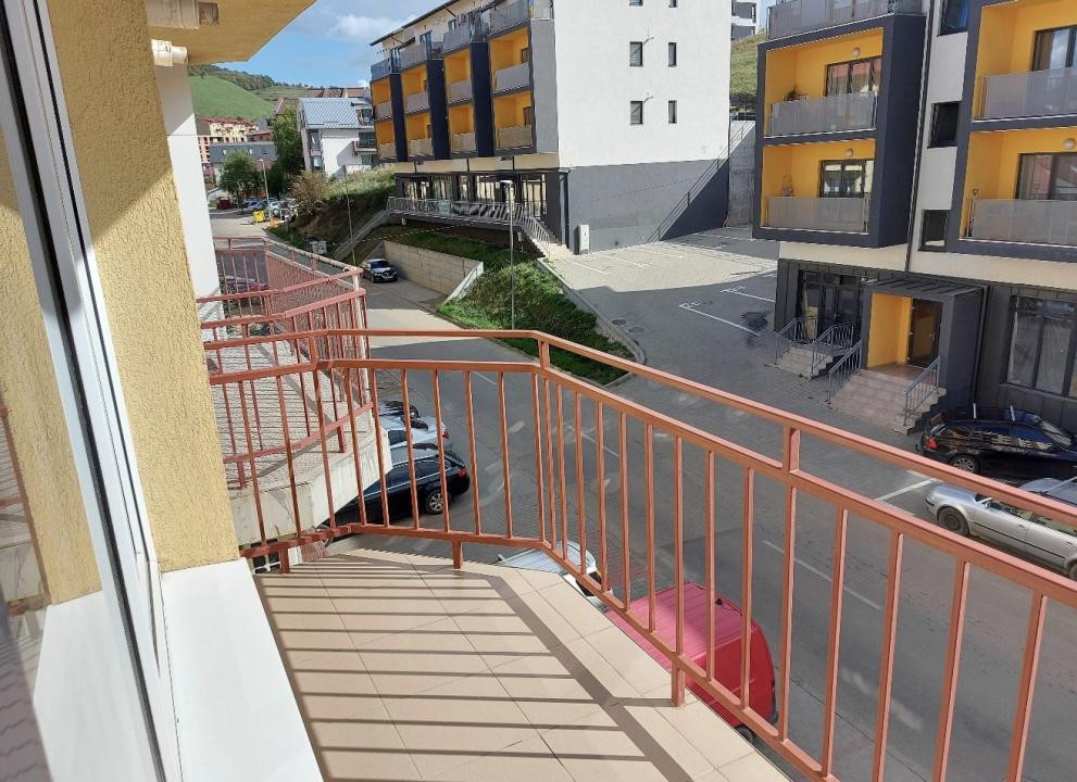 Apartament cu 3 camere,parcare ,etaj intermediar, zona Eroilor
