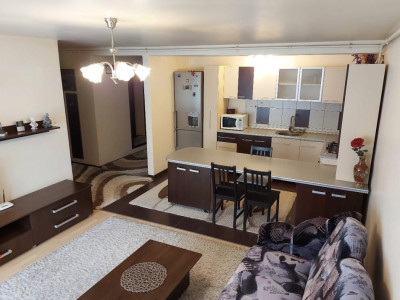Apartament cu 3 camere,parcare ,etaj intermediar, zona Eroilor
