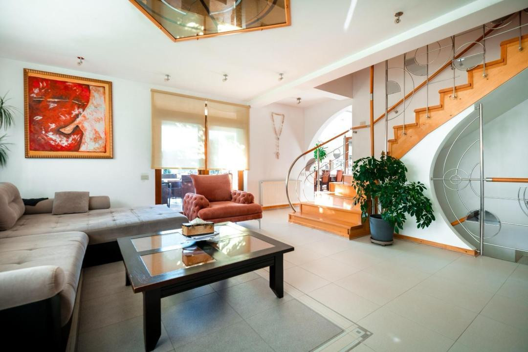 Casa idividuala ,330 mp utili + teren de 800 mp, Manastur