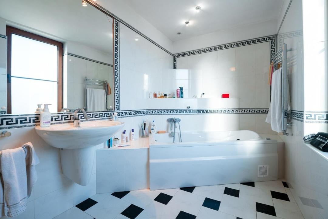 Casa idividuala ,330 mp utili + teren de 800 mp, Manastur
