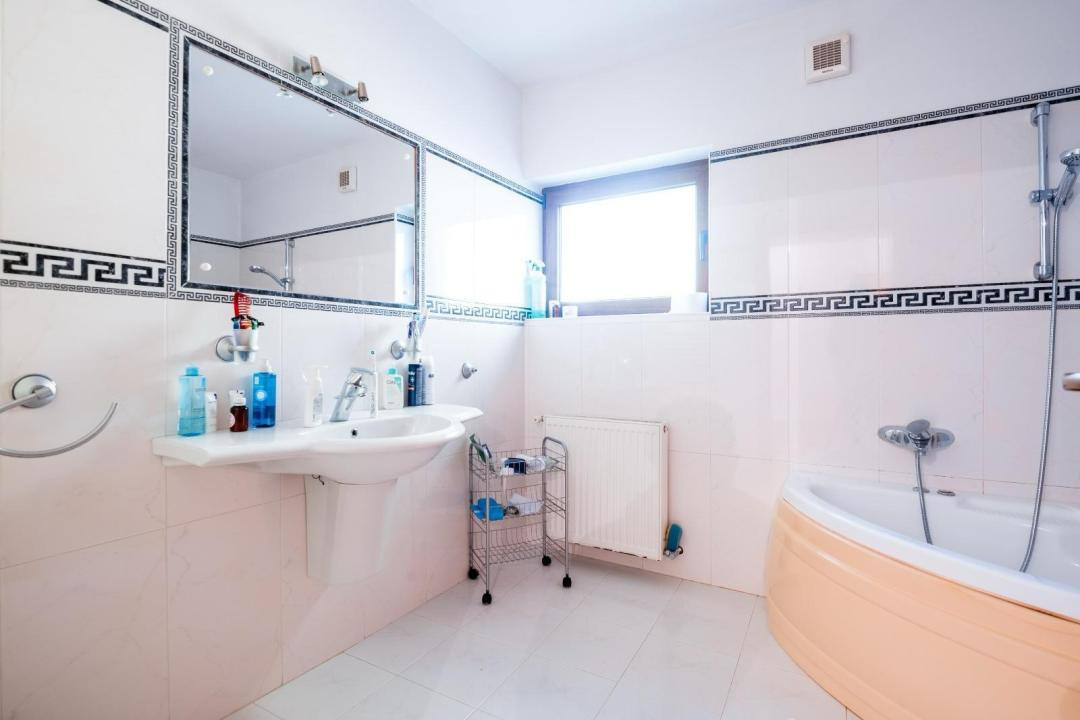 Casa idividuala ,330 mp utili + teren de 800 mp, Manastur