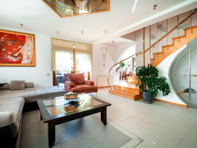 Casa idividuala ,330 mp utili + teren de 800 mp, Manastur