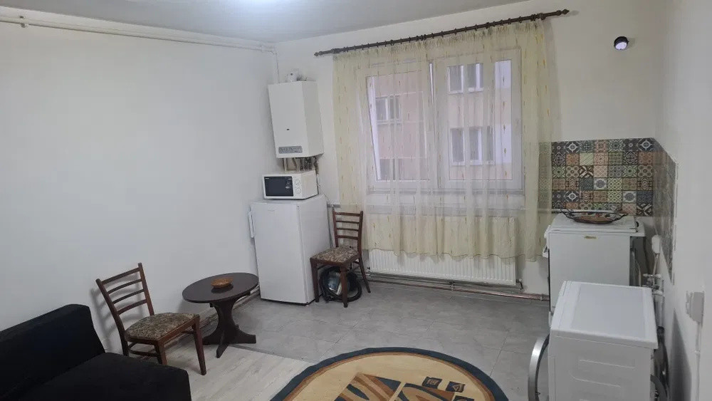 Garsoniera, 21mp, etaj intermediar, zona Lombului