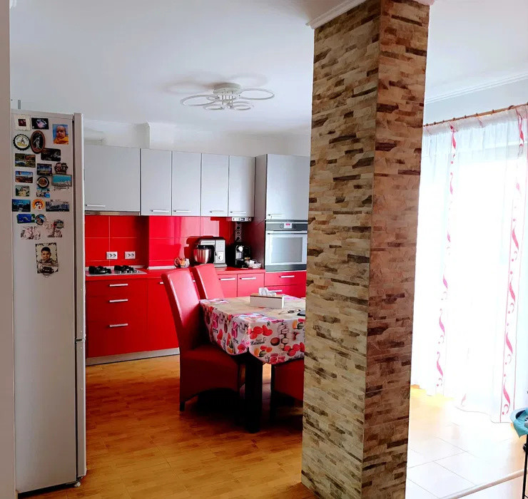 Apartament cu 3 camere, 2 terase, parcare, zona Sub Cetate