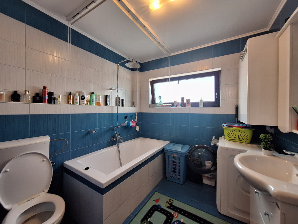 Apartament cu 3 camere, 2 terase, parcare, zona Sub Cetate