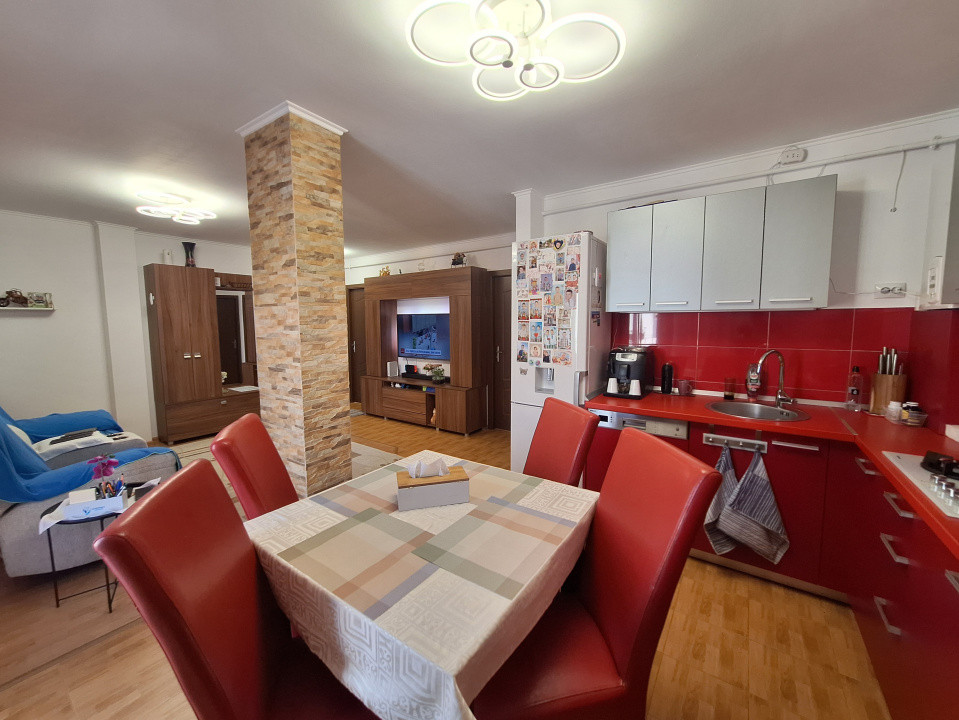 Apartament cu 3 camere, 2 terase, parcare, zona Sub Cetate