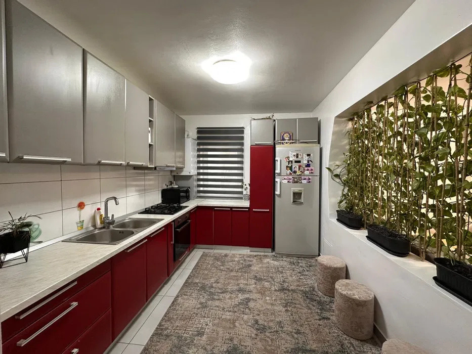Apartament cu 3 camere, 82 mp, parcare, 2 balcoane, zona Stejarului 