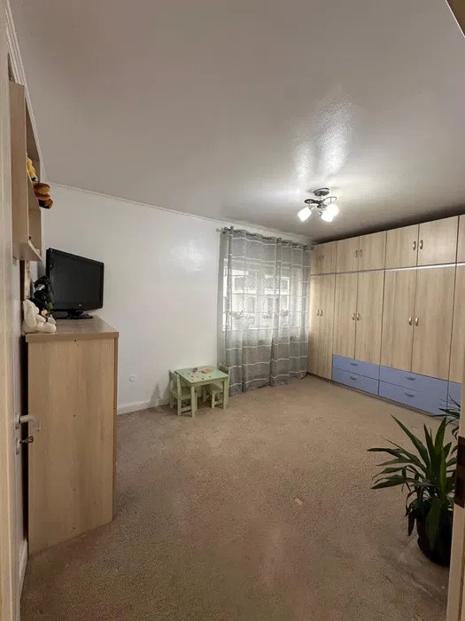 Apartament cu 3 camere, 82 mp, parcare, 2 balcoane, zona Stejarului 