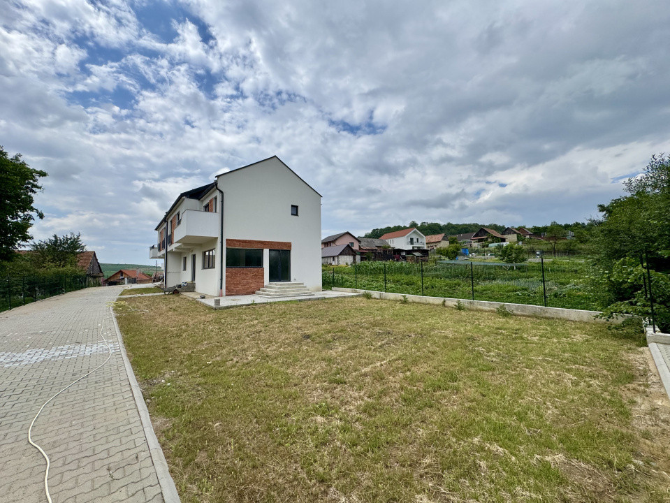 Casă tip duplex, 4 camere, 3 băi, 143 mp, Chinteni