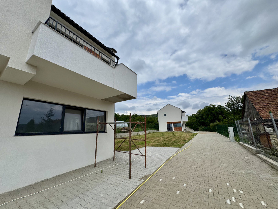 Casă tip duplex, 4 camere, 3 băi, 143 mp, Chinteni