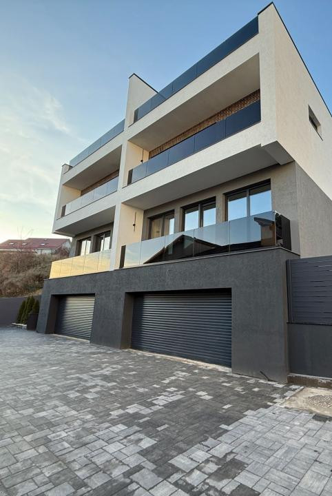Casă tip duplex, construcție premium cu rooftop panoramic de 61 mp, Donath Park