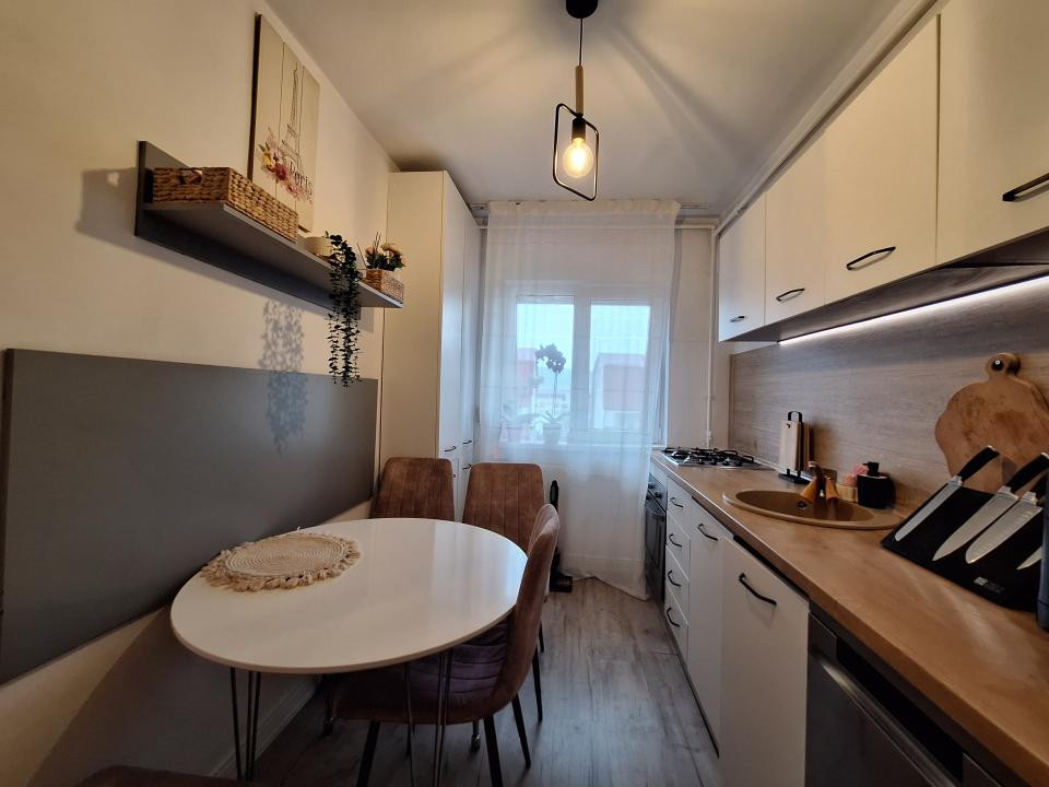 Apartament cu 2 camere, decomandat, zona Eroilor