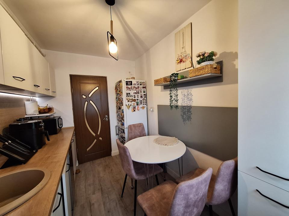 Apartament cu 2 camere, decomandat, zona Eroilor