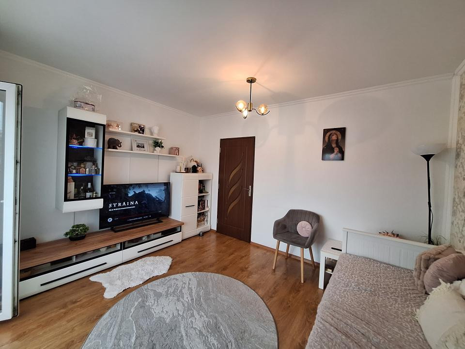 Apartament cu 2 camere, decomandat, zona Eroilor