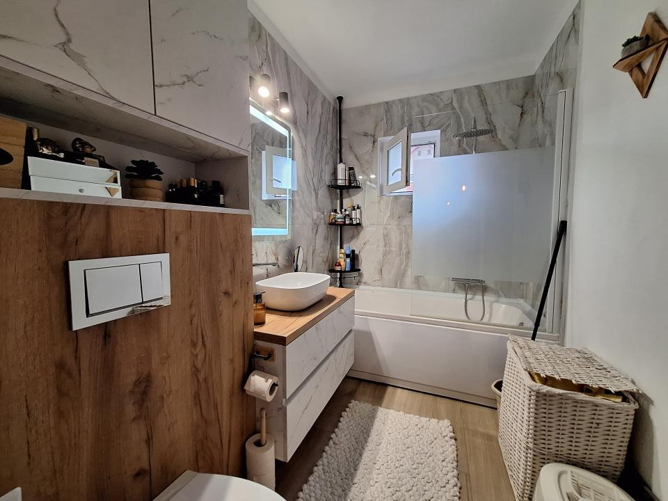 Apartament cu 2 camere, decomandat, zona Eroilor