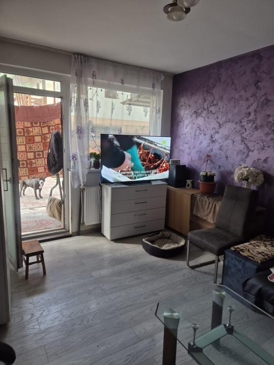 Apartament decomnadat cu 3 camere,2 bai,gradina si parcare ,zona Eroilor
