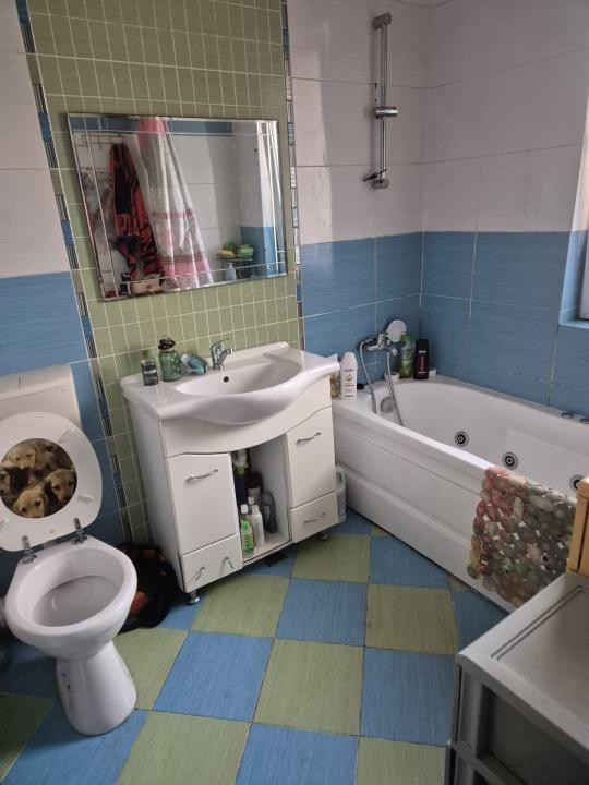 Apartament decomnadat cu 3 camere,2 bai,gradina si parcare ,zona Eroilor