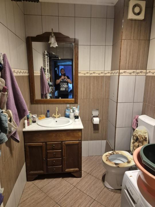 Apartament decomnadat cu 3 camere,2 bai,gradina si parcare ,zona Eroilor