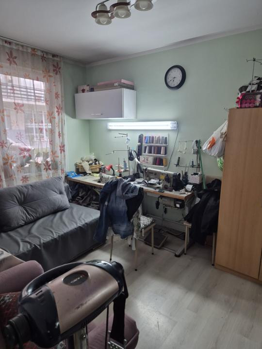 Apartament decomnadat cu 3 camere,2 bai,gradina si parcare ,zona Eroilor
