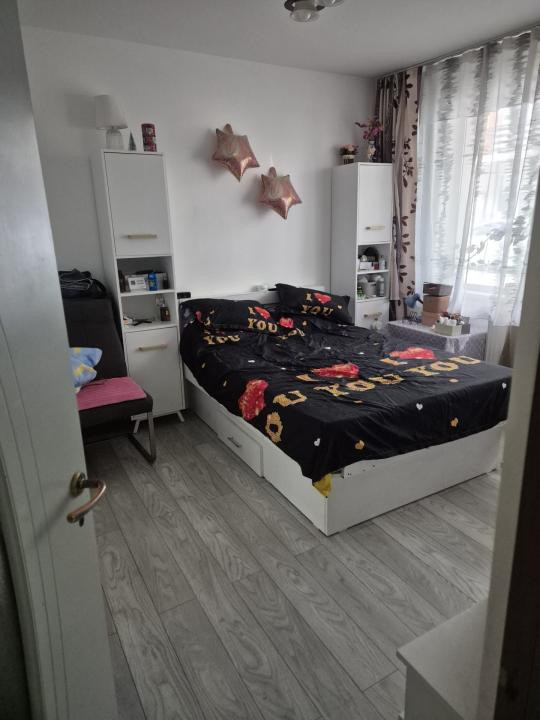 Apartament decomnadat cu 3 camere,2 bai,gradina si parcare ,zona Eroilor