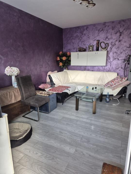 Apartament decomnadat cu 3 camere,2 bai,gradina si parcare ,zona Eroilor